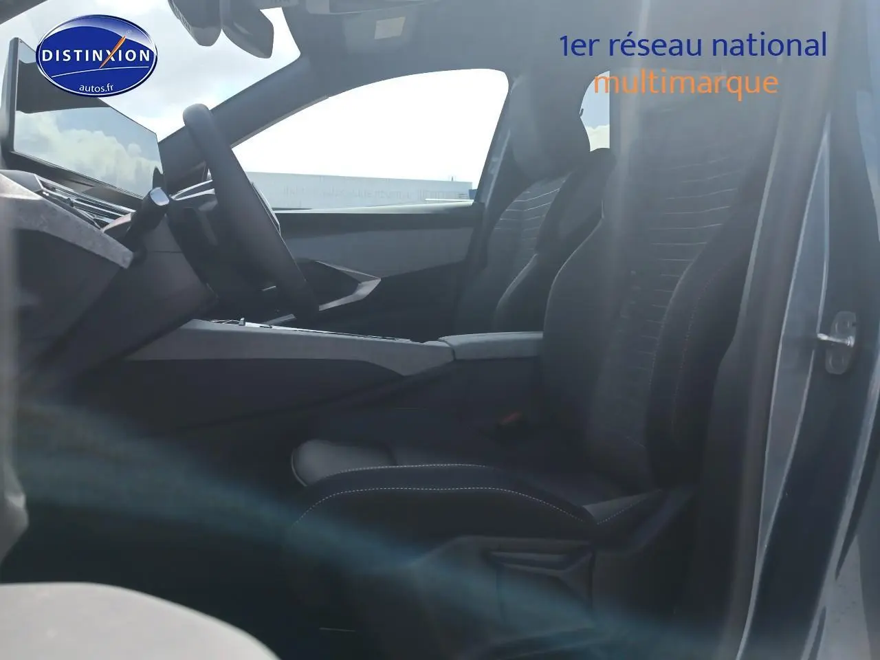 Vue intérieure côté conducteur du Peugeot 3008 1.2 hybrid 145 allure e-dcs6 bleu, montrant les sièges et le volant.