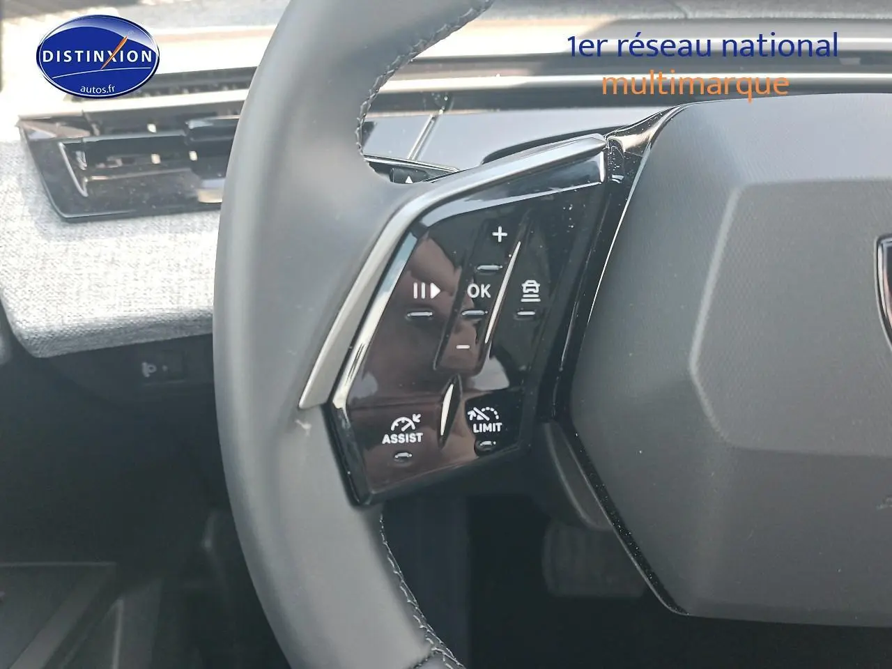 Gros plan sur le volant multifonction noir du Peugeot 3008 1.2 hybrid 145 allure 2025 avec commandes de régulateur et assistance.