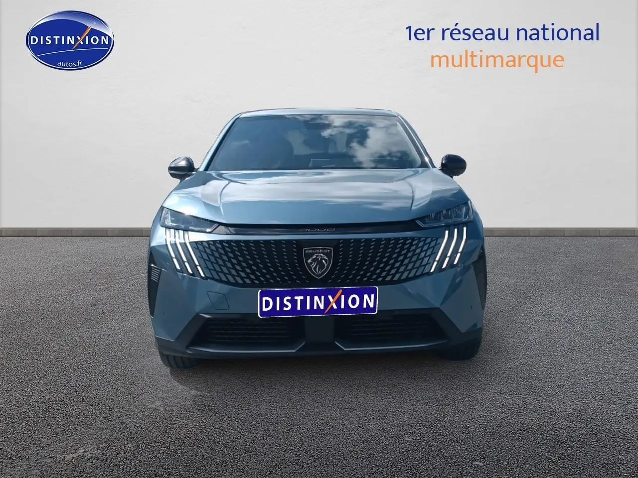 Vue frontale du Peugeot 3008 bleu 2025 avec calandre distinctive et feux LED verticaux allumés.