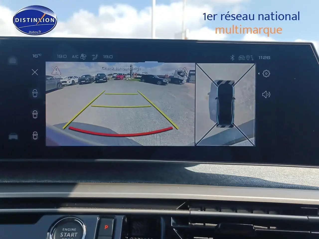 Écran tactile intérieur du Peugeot 3008 bleu 2025 montrant la caméra de recul et vue 360° du véhicule en stationnement.