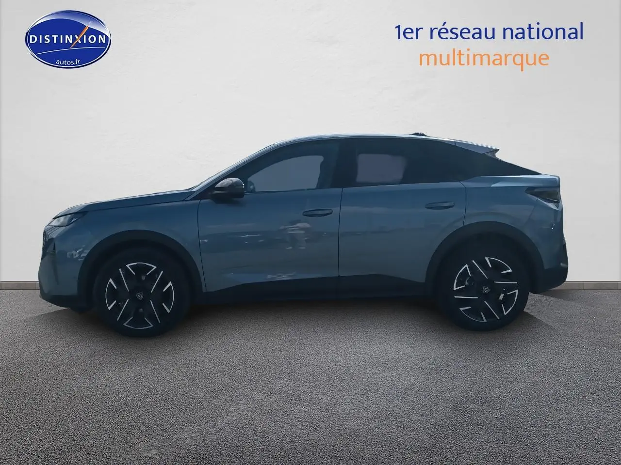 Vue de profil côté gauche d'un Peugeot 3008 bleu 2025 avec jantes alu et vitres surteintées.