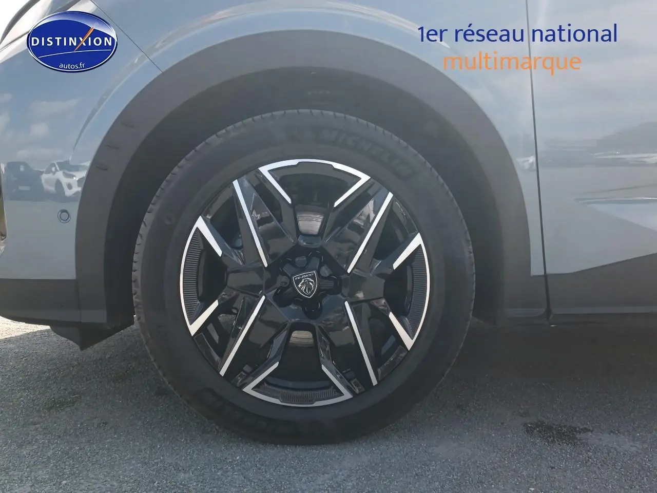 Gros plan sur la roue avant gauche du Peugeot 3008 bleu 2025 avec jante alu noire et argentée.