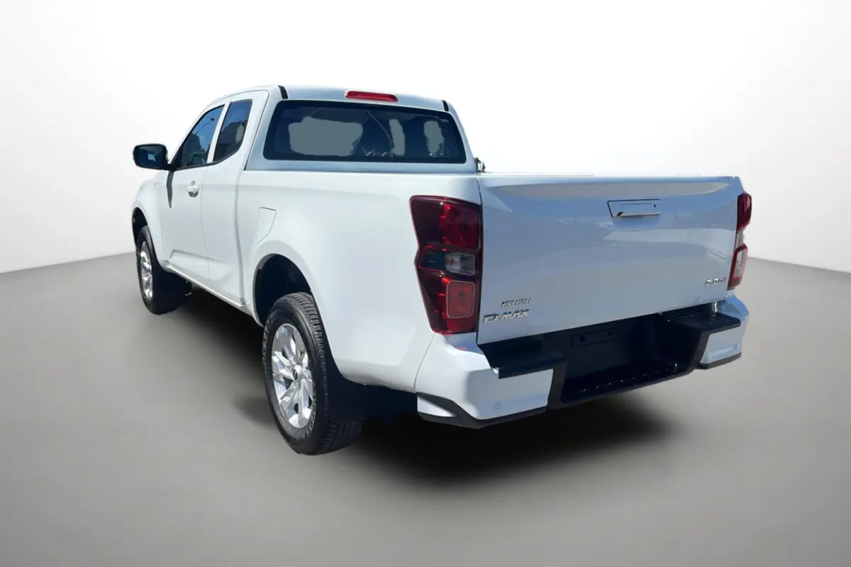 Vue 3/4 arrière gauche d’un Isuzu D-MAX blanc Splash avec jantes alu et hayon fermé.