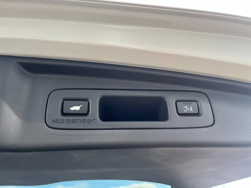 Boutons de commande du hayon électrique sur le bord intérieur du coffre du Honda CR-V 2024.
