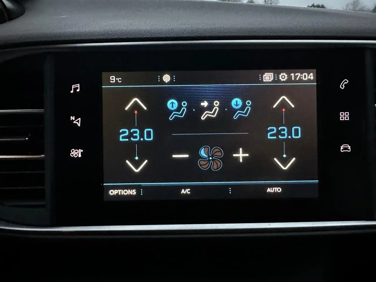 Écran tactile 9,7'' de la climatisation bi-zone affichant 23°C dans une Peugeot 308 gris Artense de 2018.