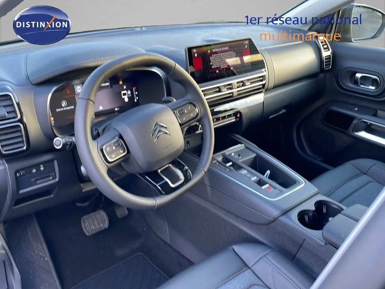 Intérieur noir cuir du Citroën C5 Aircross 2025, vue côté conducteur sur tableau de bord et console centrale moderne.