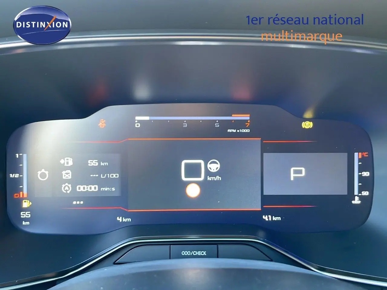 Tableau de bord numérique du Citroën C5 Aircross 2025 affichant vitesse, compte-tours et indicateurs, vue frontale intérieure.