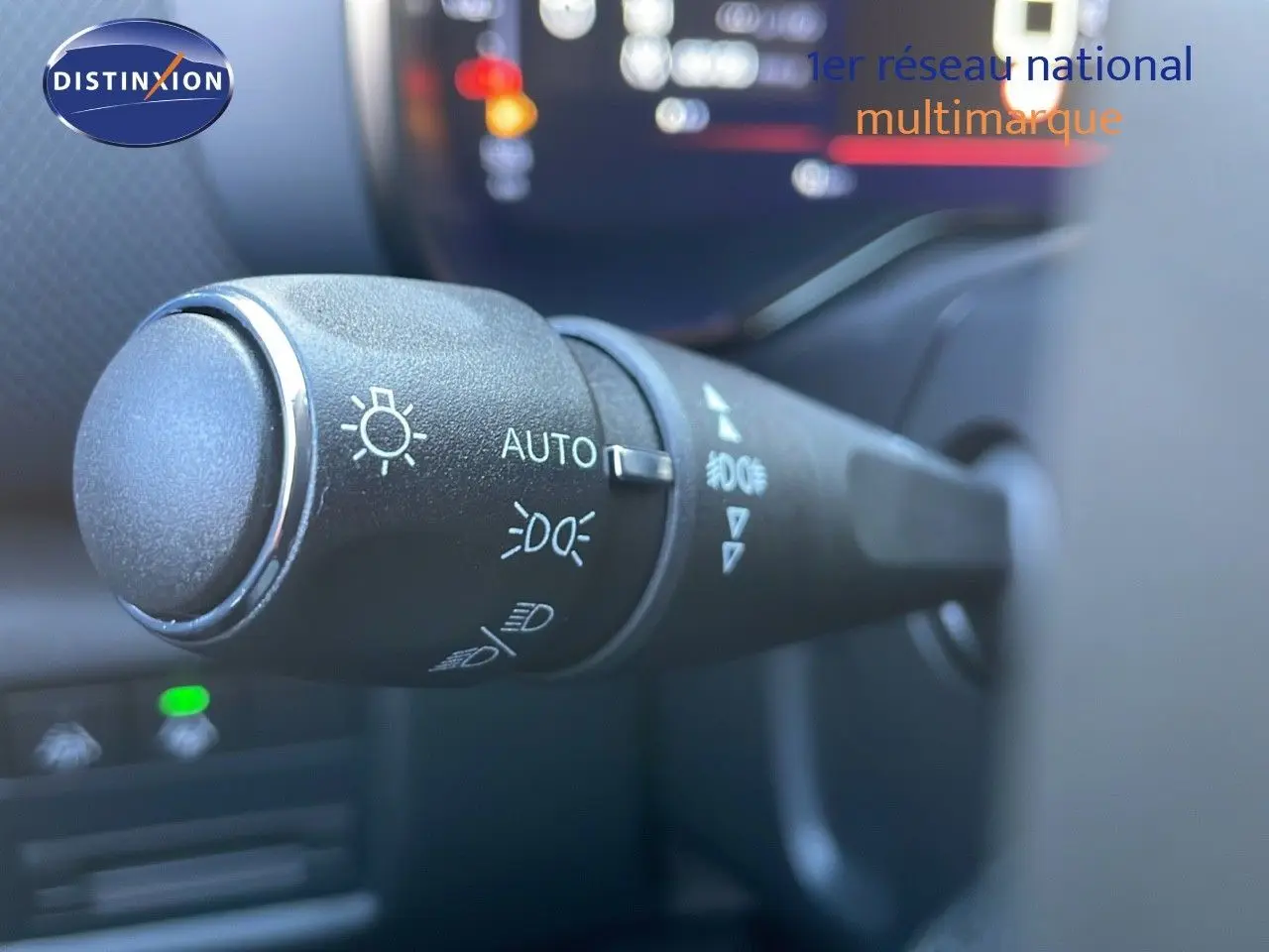 Gros plan sur la commande des phares du Citroën C5 Aircross 2025 noir Perla Metal, intérieur moderne et technologie visible.