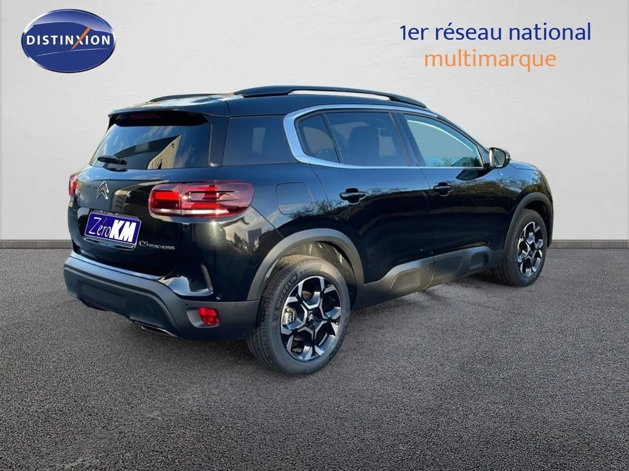 Vue 3/4 arrière droite du Citroën C5 Aircross noir Perla Metal avec jantes alliage et feux LED distinctifs.