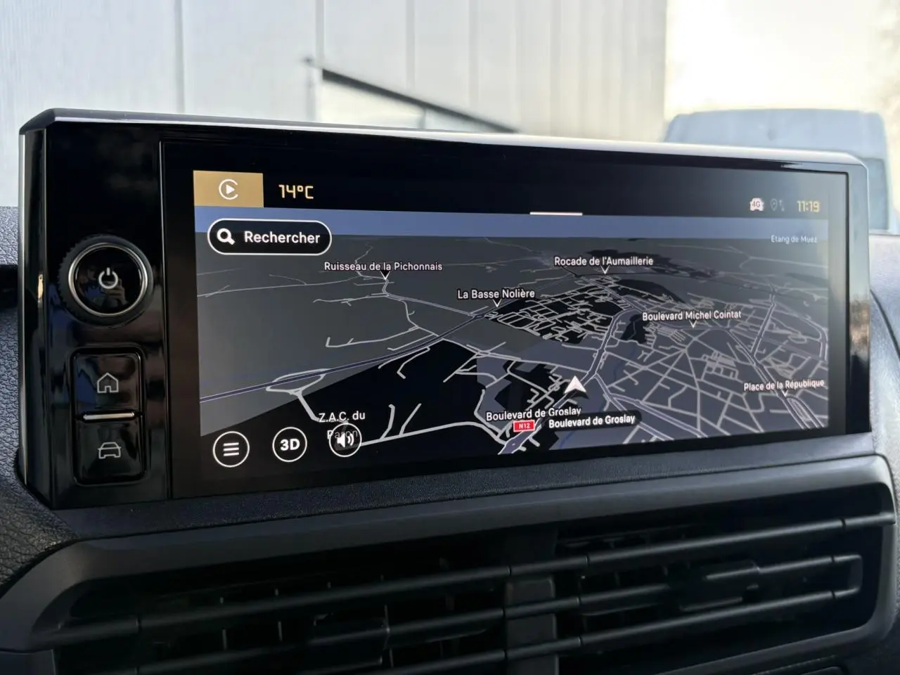 Écran tactile central du tableau de bord du Citroën Jumpy gris, affichant une carte de navigation en mode 3D.