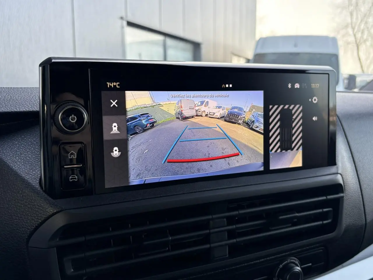 Écran central du Citroën Jumpy gris titane montrant la caméra de recul avec lignes de guidage colorées.