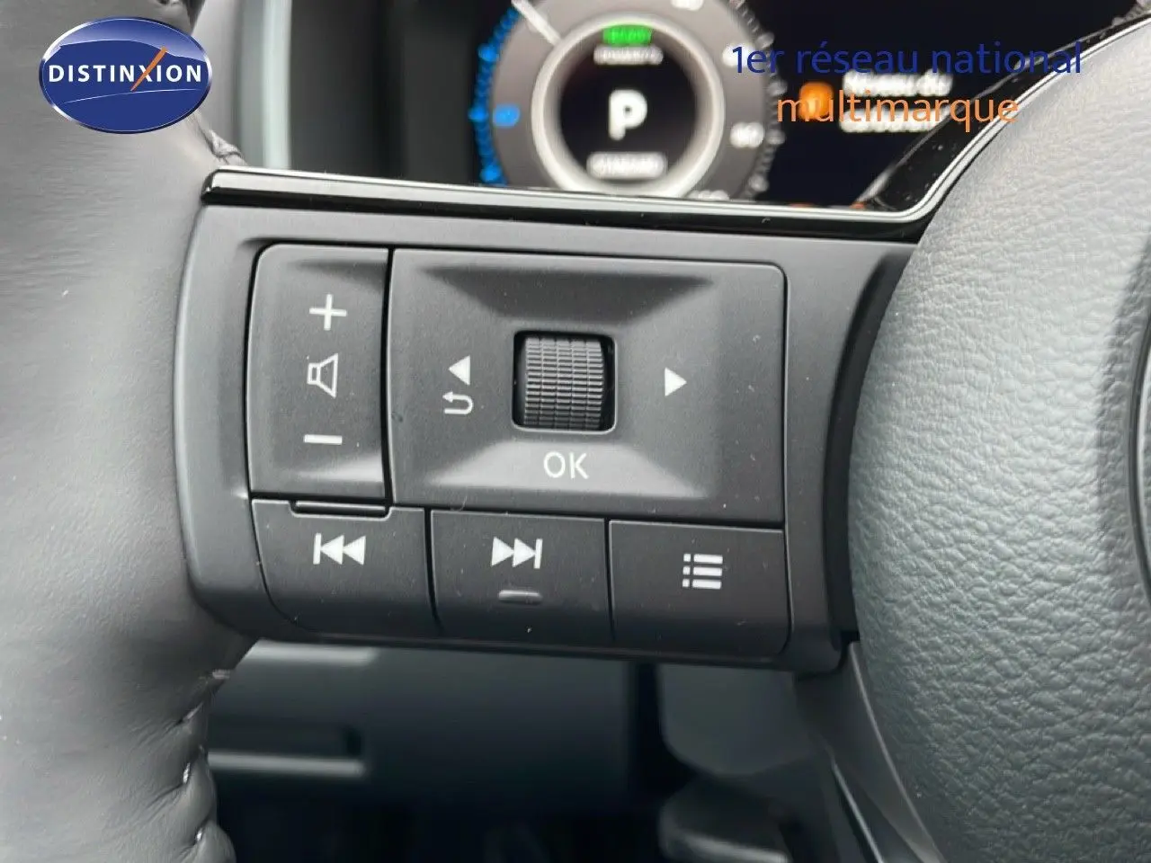 Gros plan sur les commandes multifonctions noires à gauche du volant du Nissan Qashqai blanc nacré 2025.