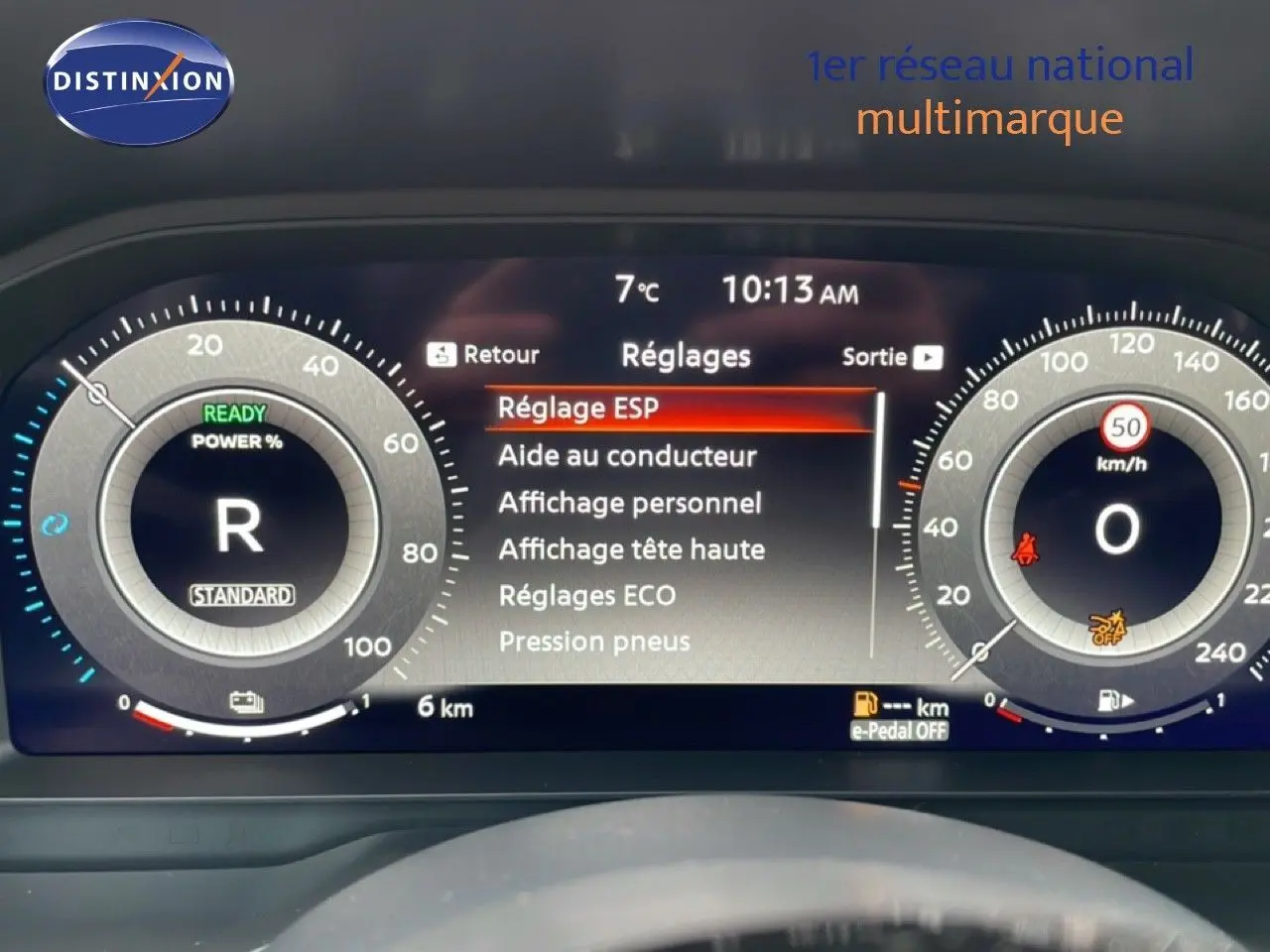 Tableau de bord numérique du Nissan Qashqai blanc nacré, affichant les réglages et compteurs à 10h13.