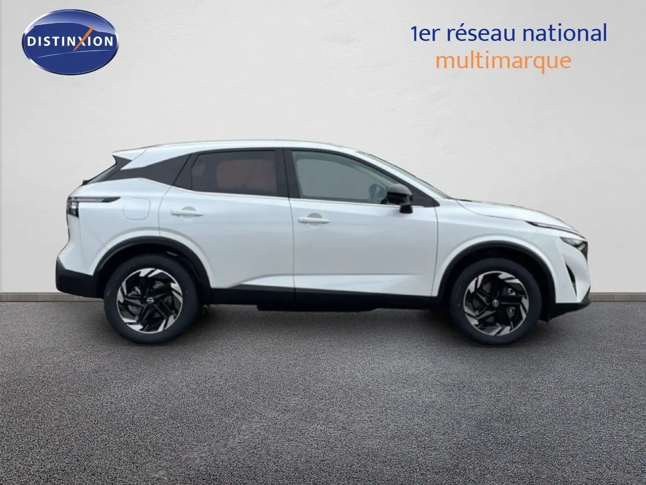Vue latérale droite du Nissan Qashqai 2025 blanc nacré métal avec jantes noires et toit contrasté.