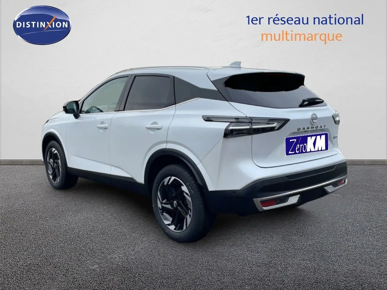 Vue 3/4 arrière droite du Nissan Qashqai blanc nacré avec jantes noires et toit contrasté noir.