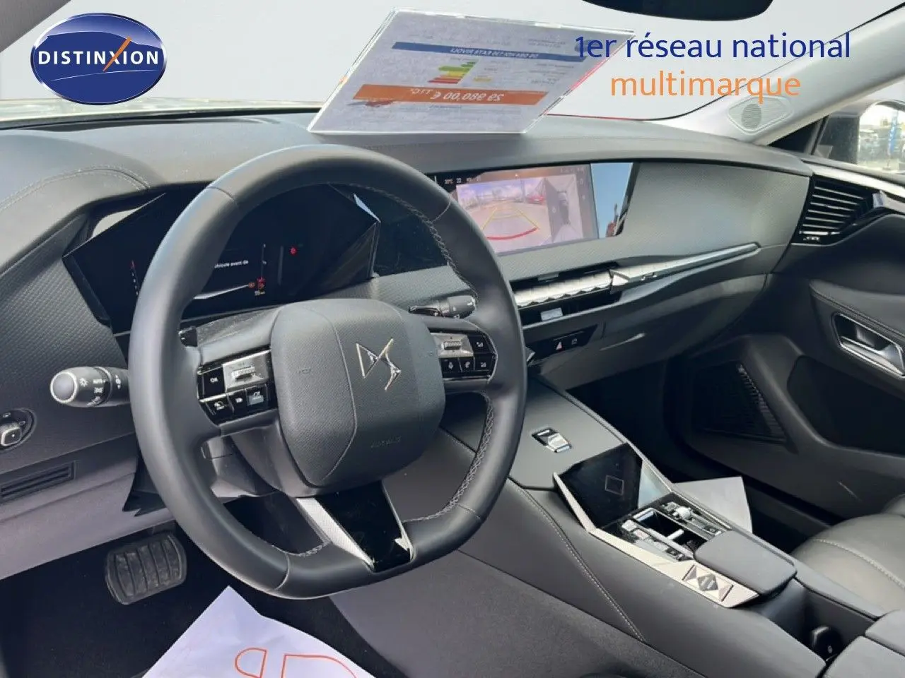 Vue intérieure du poste de conduite du DS4 2024, avec volant multifonction et écran tactile central moderne.