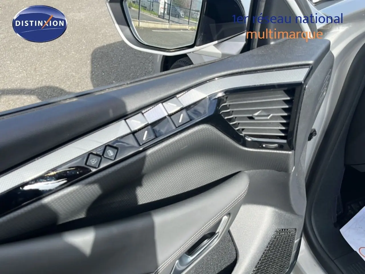 Vue rapprochée de la porte avant gauche de la DS4 2024 en Cristal Pearl Nacré, mettant en valeur les commandes et le haut-parleur intégré.