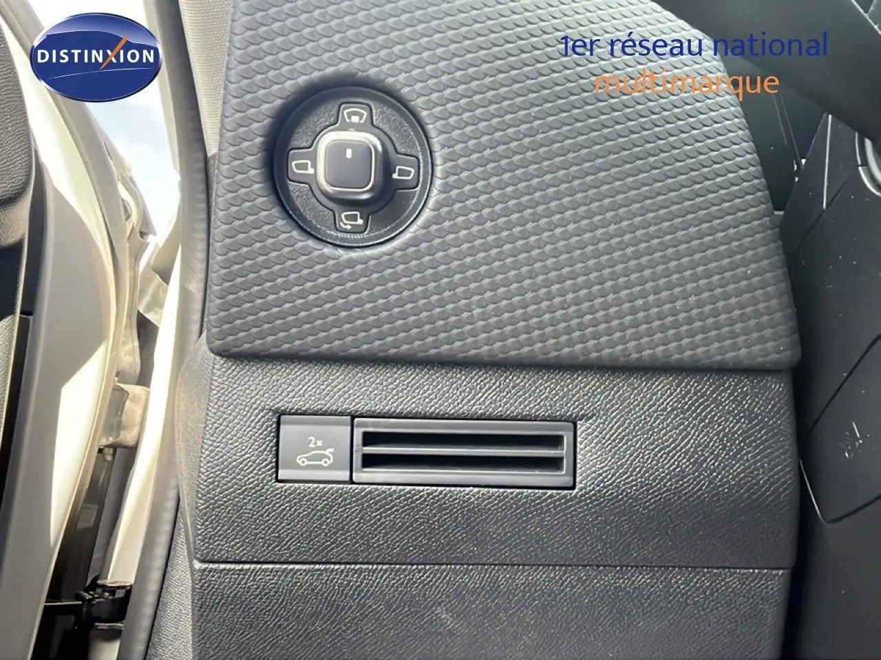 Détail du panneau de commande côté gauche intérieur d’une DS4 2024 Cristal Pearl Nacré avec bouton d’ouverture du capot.