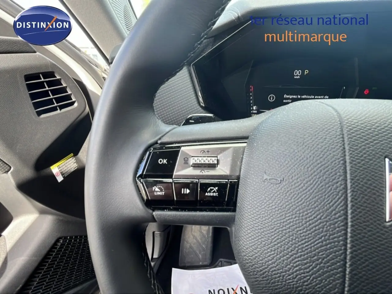 Gros plan sur le volant noir et les commandes multifonctions du DS4 1.5 BlueHDi 130ch, tableau de bord digital en arrière-plan.