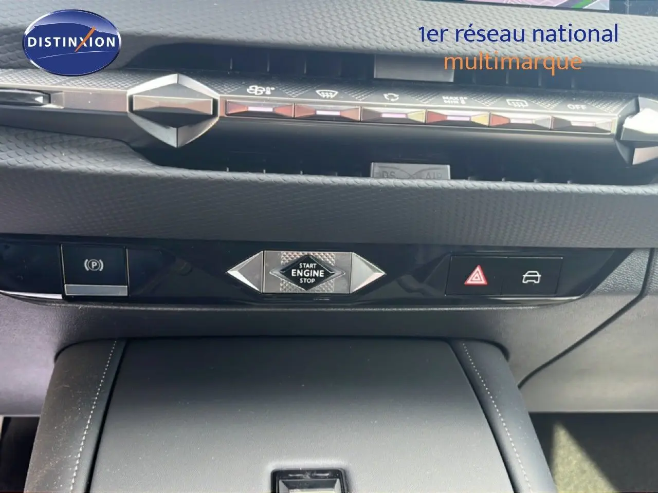 Gros plan sur la console centrale du DS4 2024, montrant le bouton start/stop et les commandes de sécurité en finition noire.