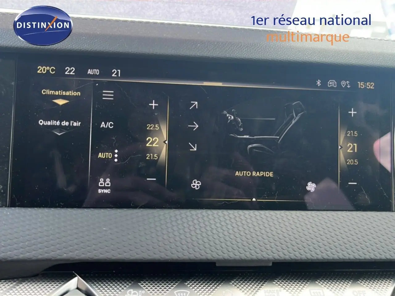 Écran tactile intérieur du DS4 2024 montrant les réglages de climatisation avec interface moderne et fond noir.