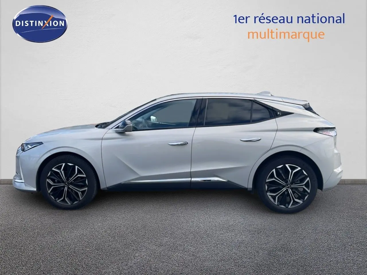 Vue latérale droite du DS4 2024 en blanc nacré Cristal Pearl, avec jantes noires bicolores et lignes sculptées distinctives.