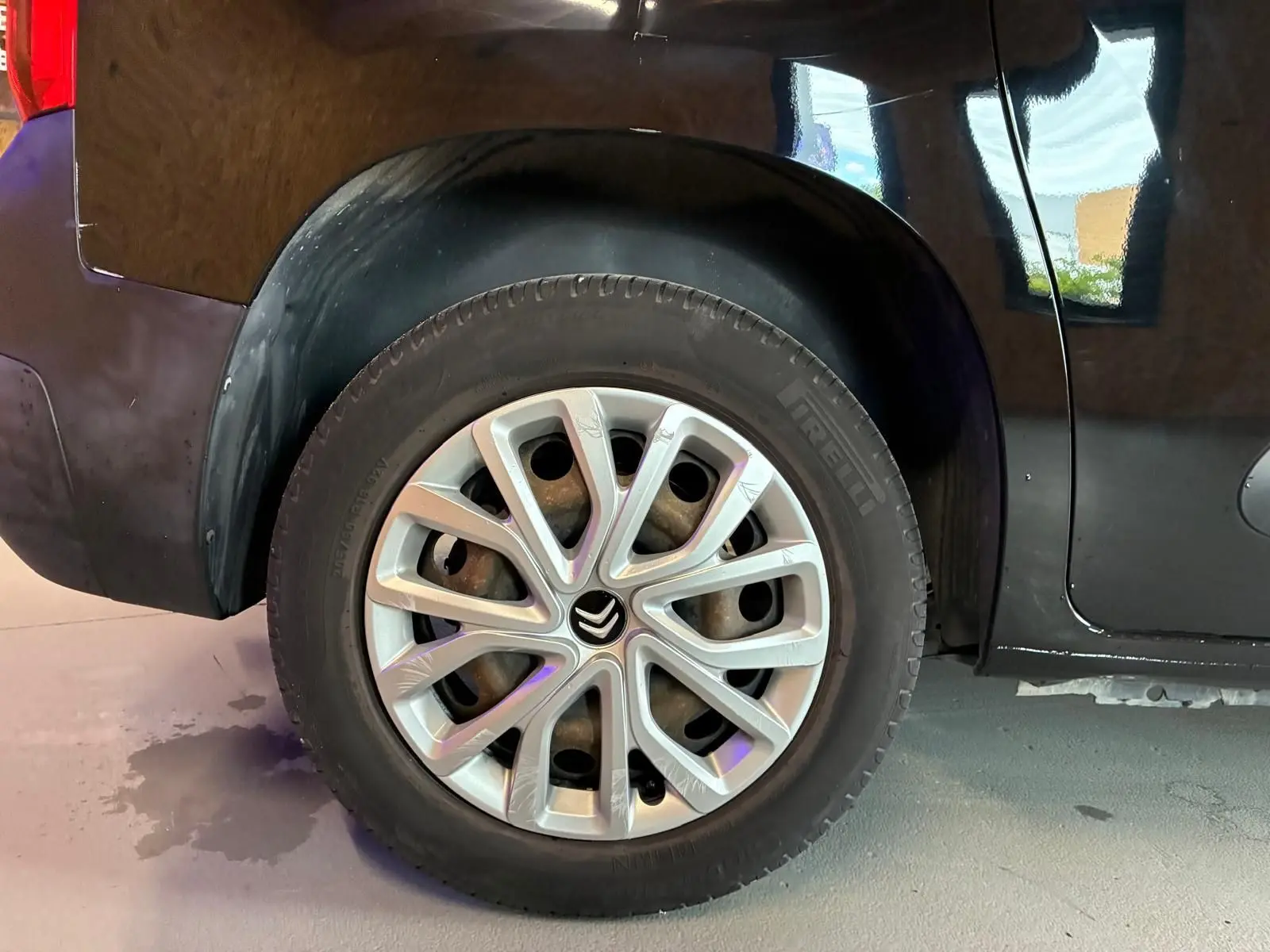 Gros plan sur la roue arrière droite noire d’un Citroën Berlingo 1.5 BlueHDi 100 avec jante argentée distinctive.
