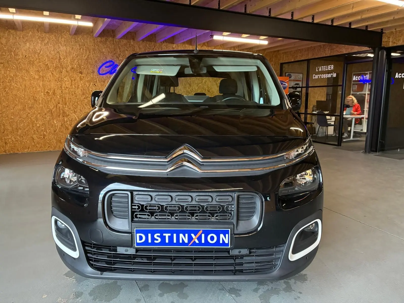 Vue frontale d’un Citroën Berlingo noir 2020, avec calandre caractéristique et éclairage LED distinctif.
