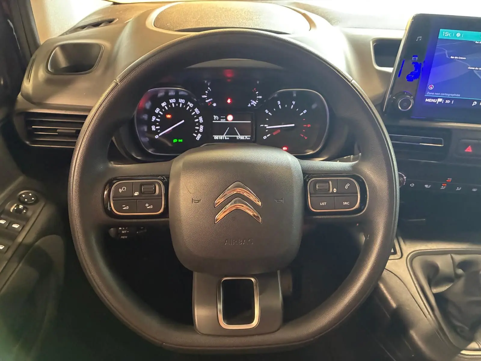 Vue rapprochée du volant noir de la Citroën Berlingo 2020, avec tableau de bord et écran tactile visible à droite.