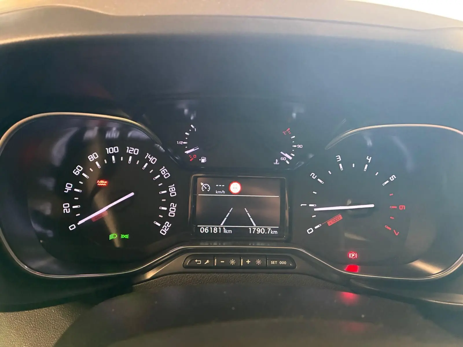 Vue rapprochée du tableau de bord noir du Citroën Berlingo 2020, affichant compteur, jauges et écran digital.