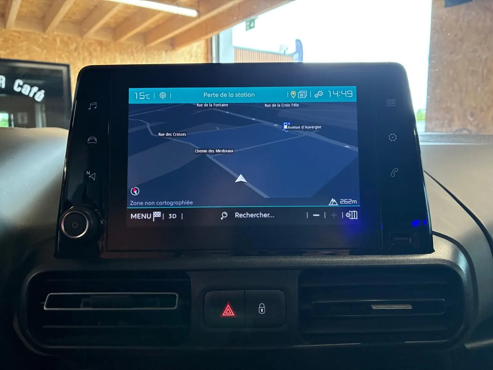 Écran tactile central du tableau de bord du Citroën Berlingo noir 2020, affichant la navigation GPS.