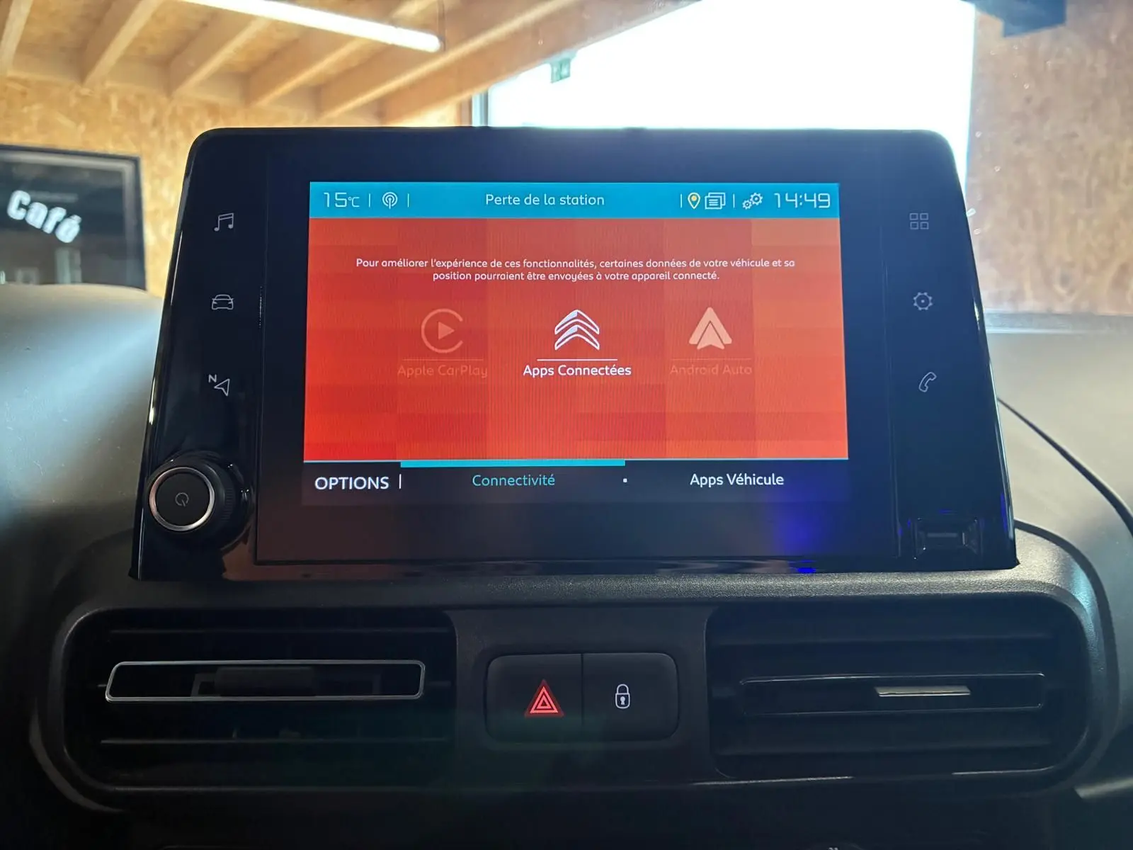 Écran tactile central du tableau de bord du Citroën Berlingo 2020, affichant les options de connectivité.