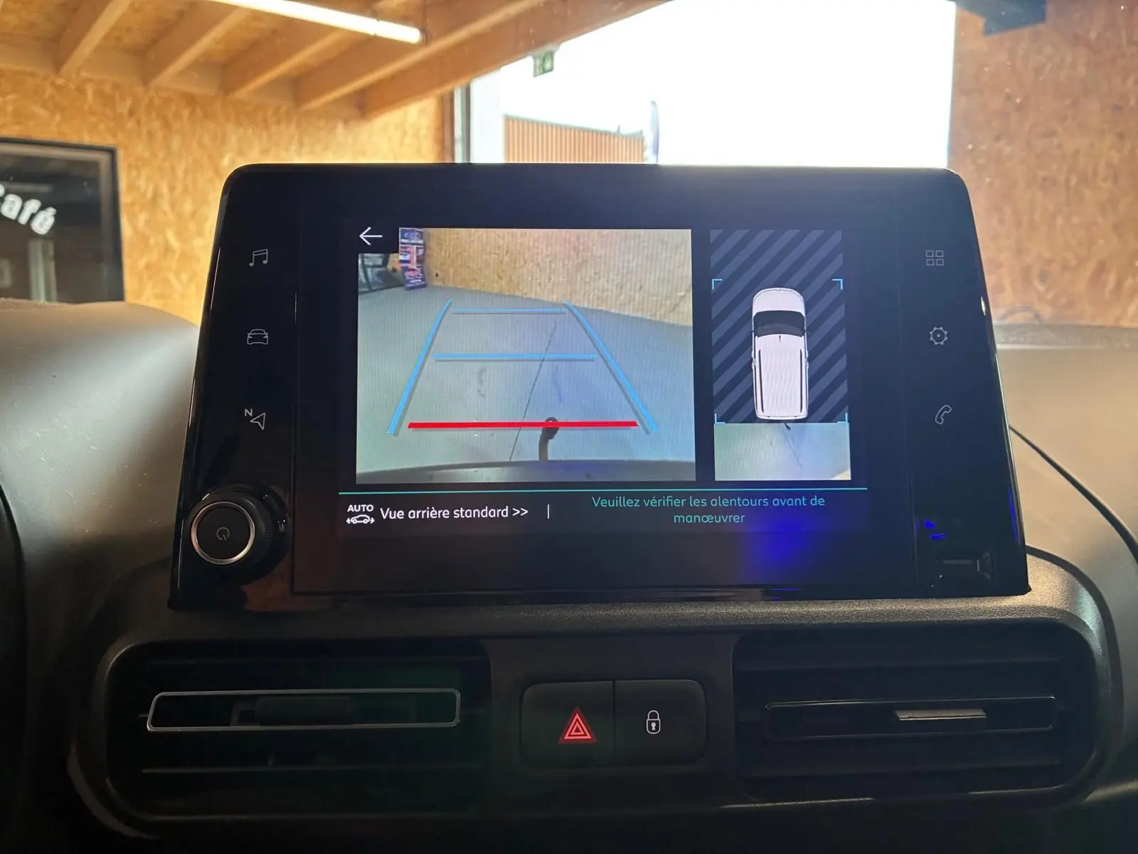 Écran tactile intérieur du Citroën Berlingo noir 2020 montrant la caméra de recul avec lignes de guidage colorées.