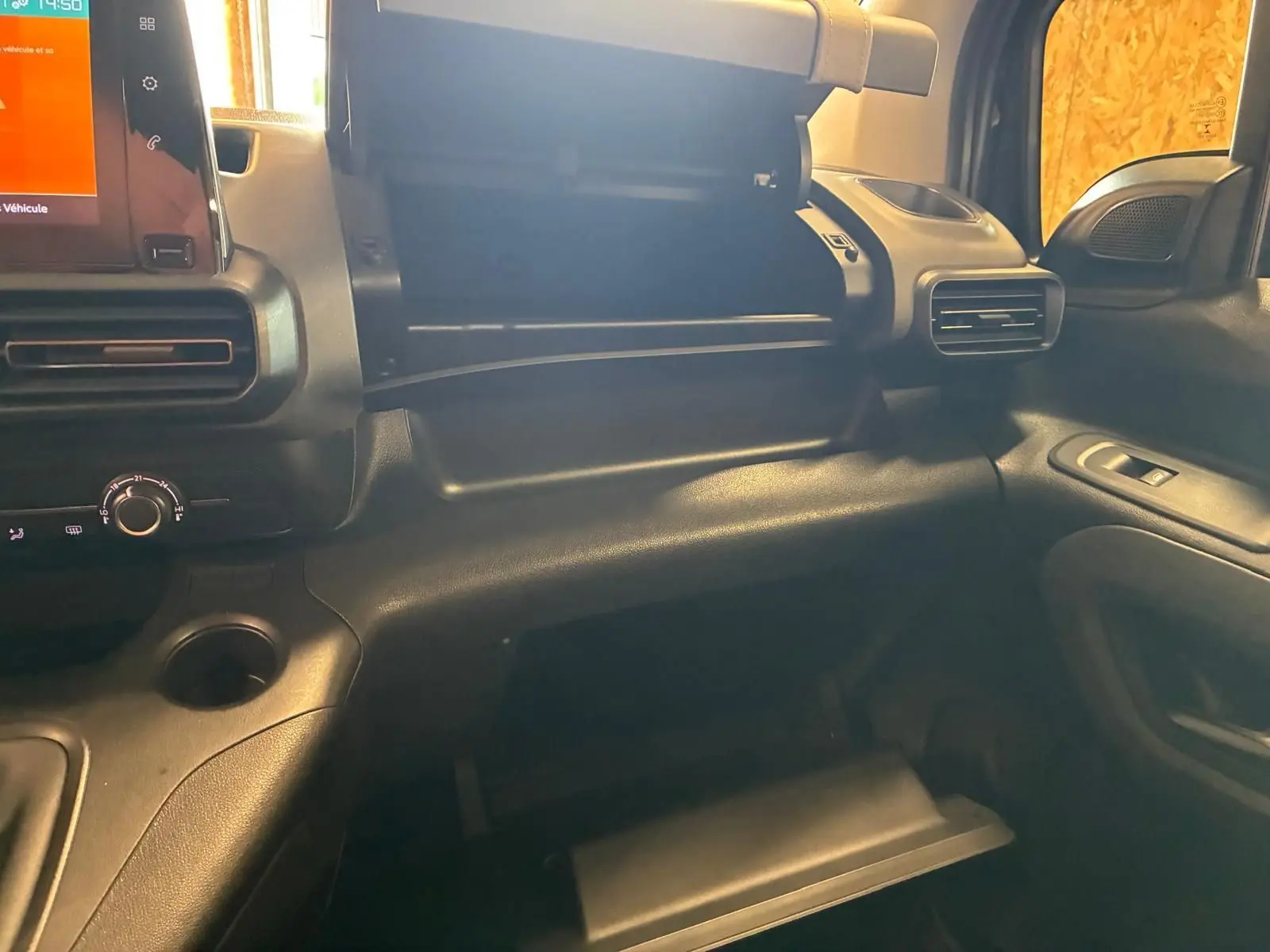 Vue intérieure côté passager du tableau de bord noir du Citroën Berlingo 1.5 BlueHDi 100 Combi M Feel 2020 avec boîte manuelle.