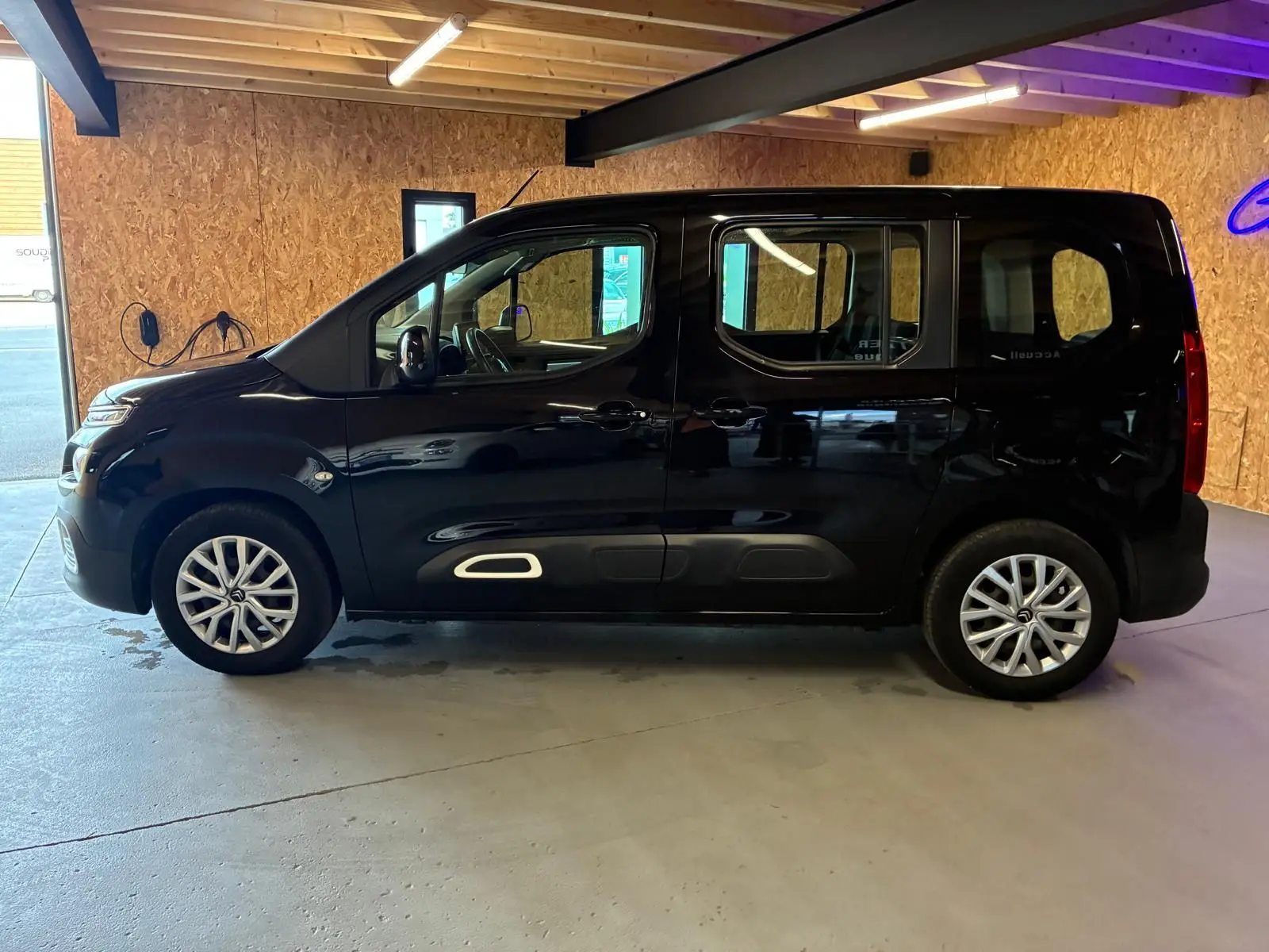 Profil côté gauche du Citroën Berlingo noir 2020, avec portes coulissantes et jantes alliage visibles en intérieur.
