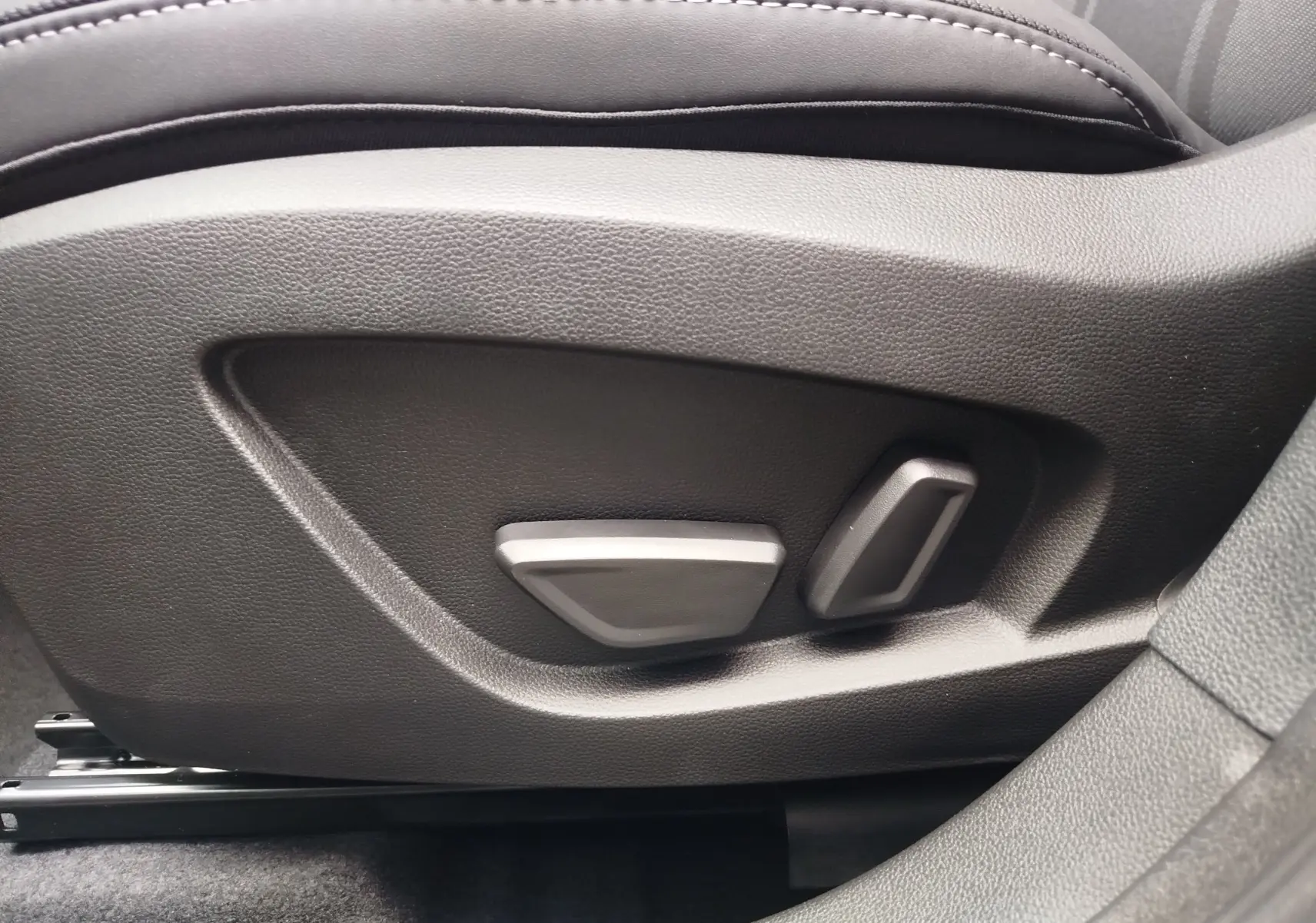 Réglages électriques des sièges en gros plan sur la garniture noire d’un Renault Symbioz 2026.