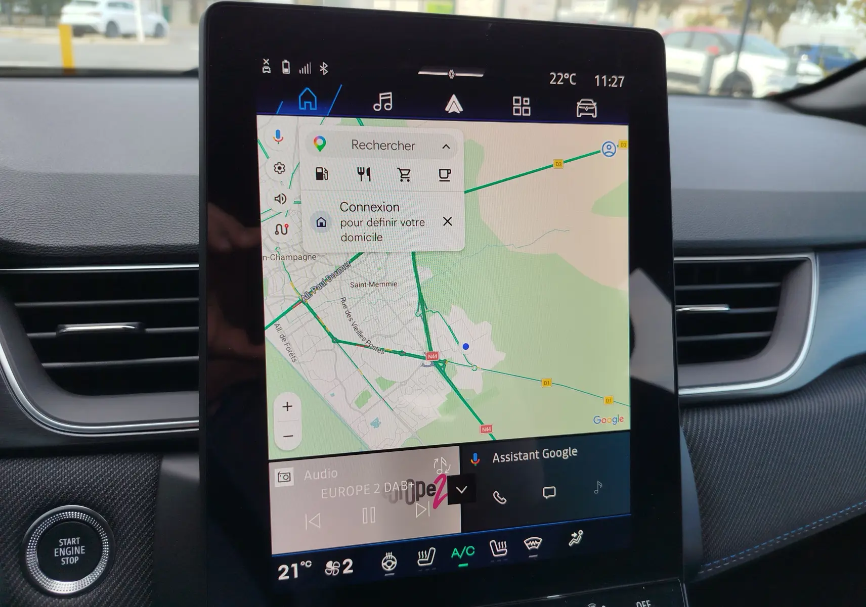 Vue intérieure du tableau de bord du Renault Symbioz gris cassiopée métal, écran tactile central affichant la navigation Google Maps.