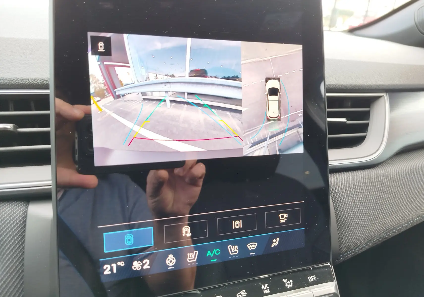 Écran central de la Renault Symbioz gris cassiopée montrant la caméra de recul et vue 360° en intérieur.