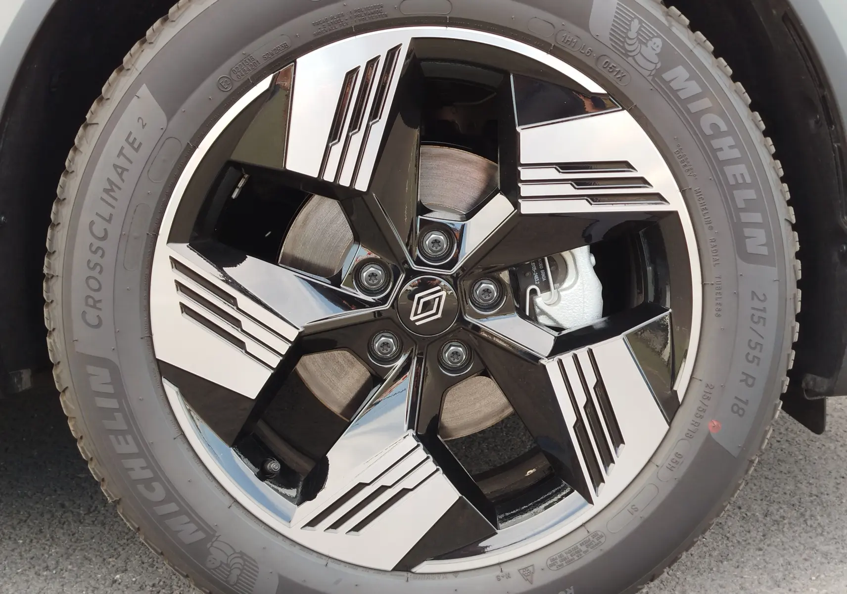 Gros plan sur la jante noire et argentée du Renault Symbioz 2026 avec pneu Michelin CrossClimate 2 visible.