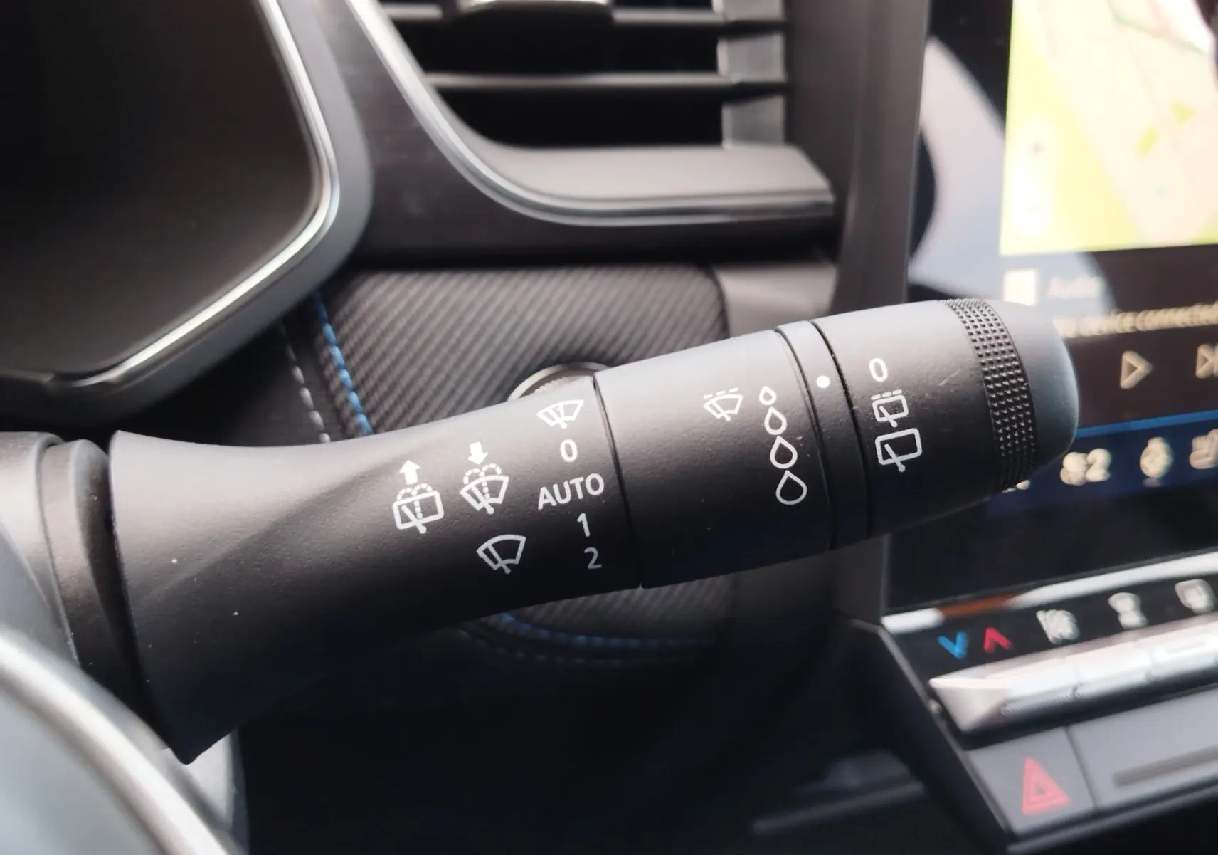 Gros plan sur la commande d’essuie-glace à gauche du volant dans l’habitacle gris et noir du Renault Symbioz 2026.