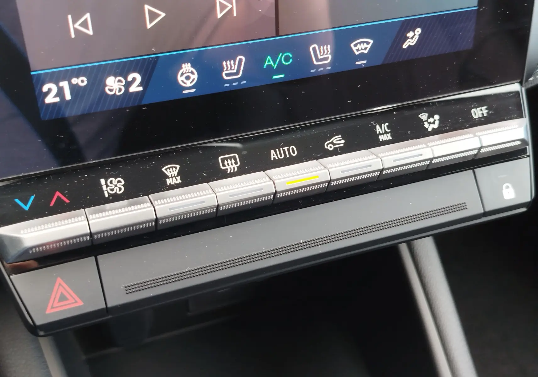Gros plan sur la console centrale tactile du Renault Symbioz 2026, boutons climatisation et commandes en noir brillant.