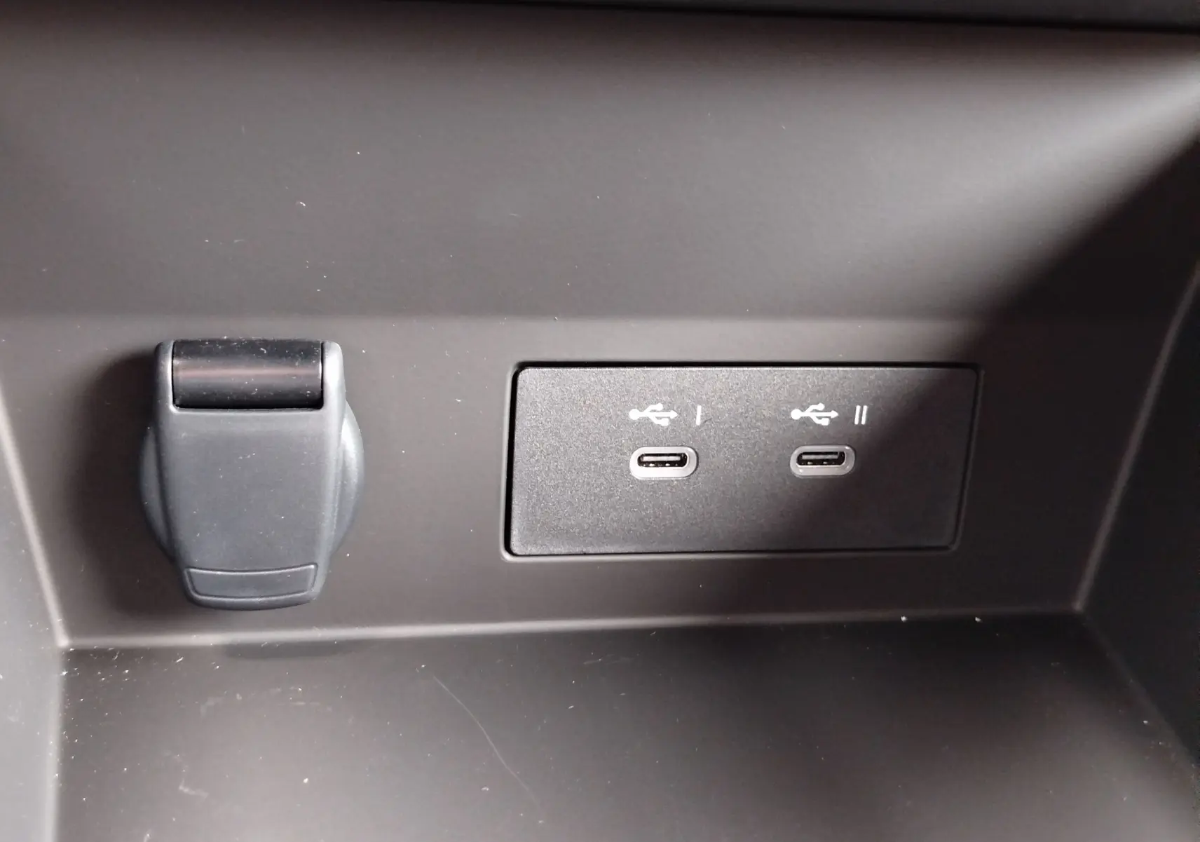 Prise USB double type C et prise 12V intégrées dans le coffre du Renault Symbioz gris cassiopée 2026.