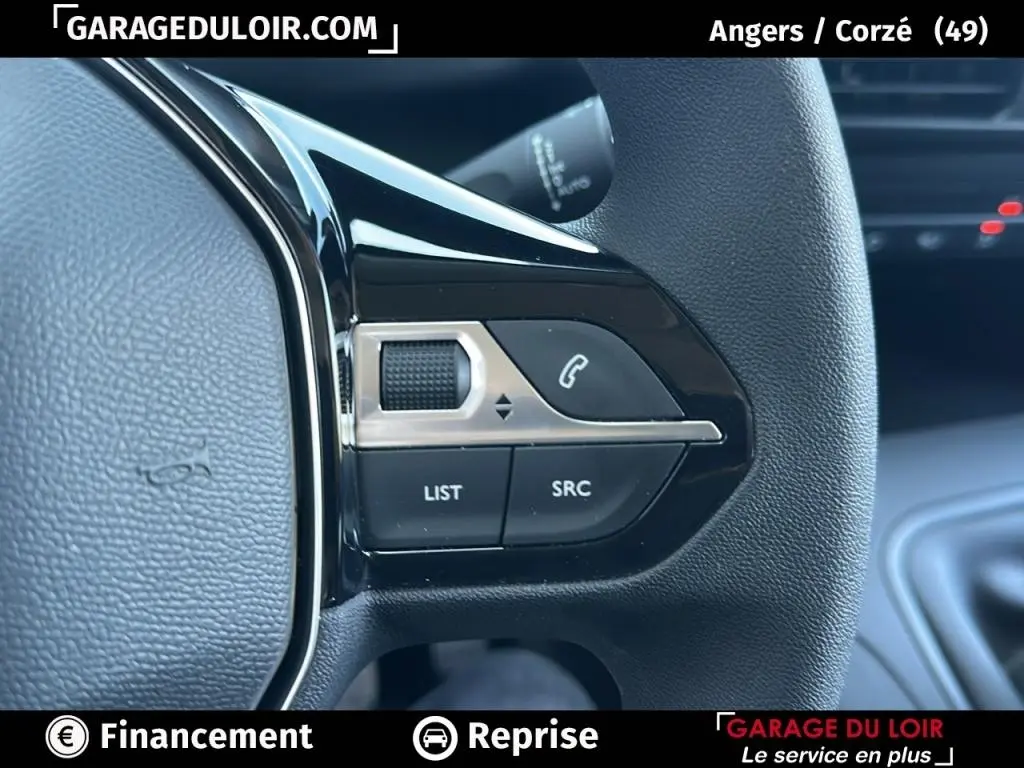Gros plan sur les commandes gauche du volant noir du Peugeot Rifter bleu 2024, avec boutons LIST, SRC et téléphone.