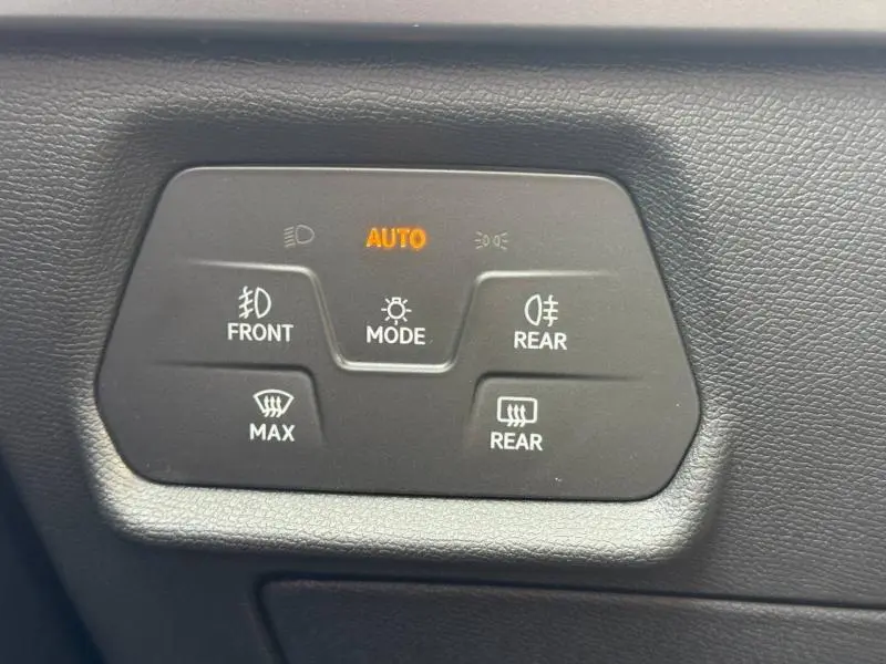 Panneau de commandes d’éclairage et de désembuage intérieur du CUPRA Formentor 2.0 TDI blanc Nevada, vue rapprochée.