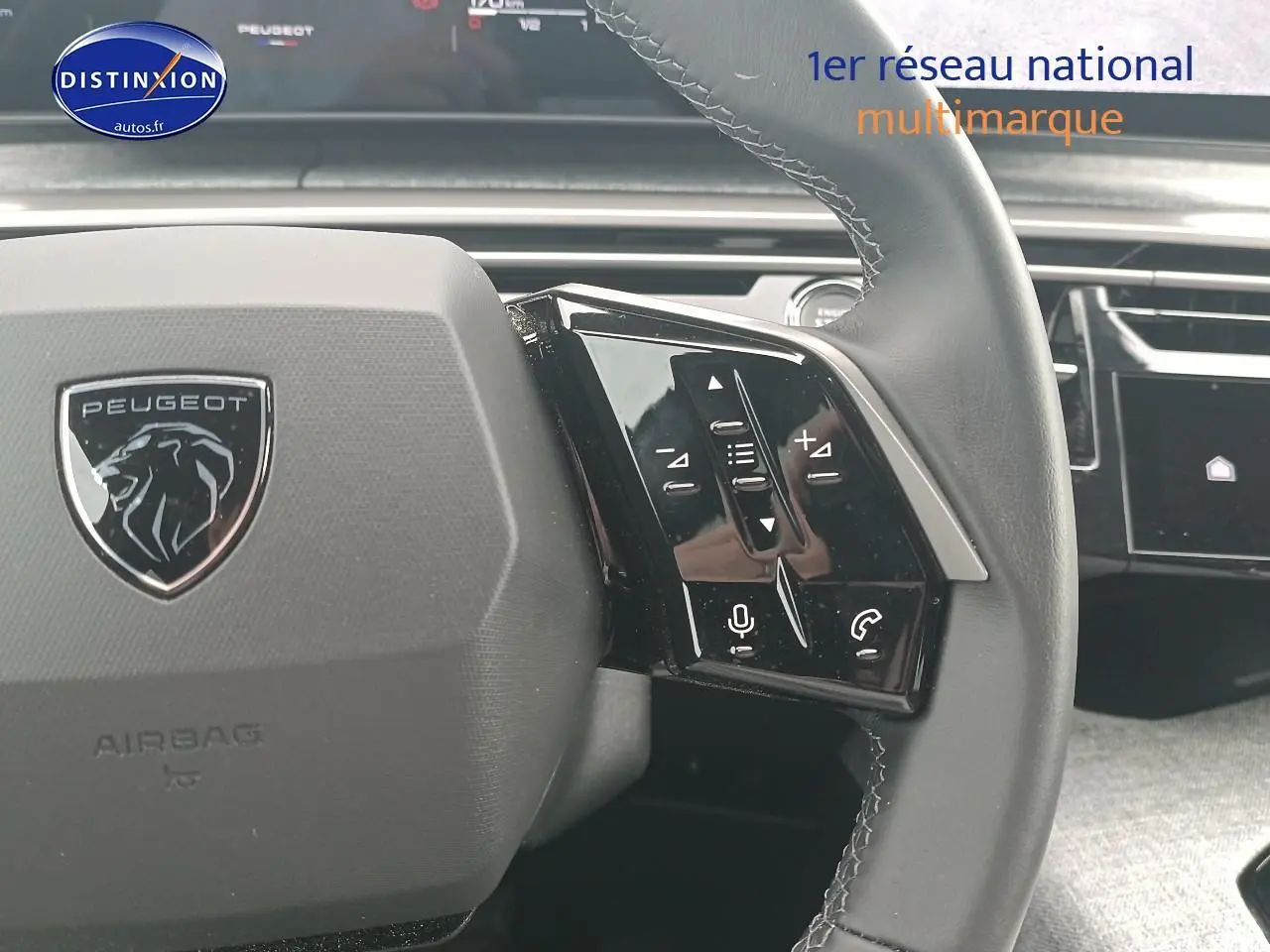 Gros plan sur le volant cuir noir du Peugeot 3008 gris Artense, avec commandes multifonctions visibles à droite.