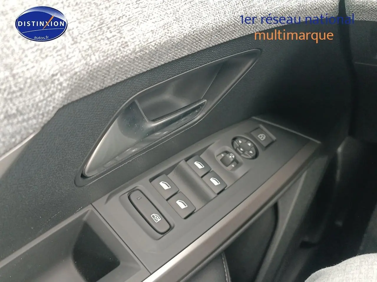 Gros plan sur la commande des vitres électriques côté gauche du Peugeot 3008 gris Artense, avec poignée de porte intégrée.