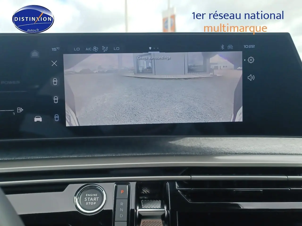 Vue intérieure du tableau de bord du Peugeot 3008 gris Artense, écran de caméra de recul et bouton start/stop visibles.