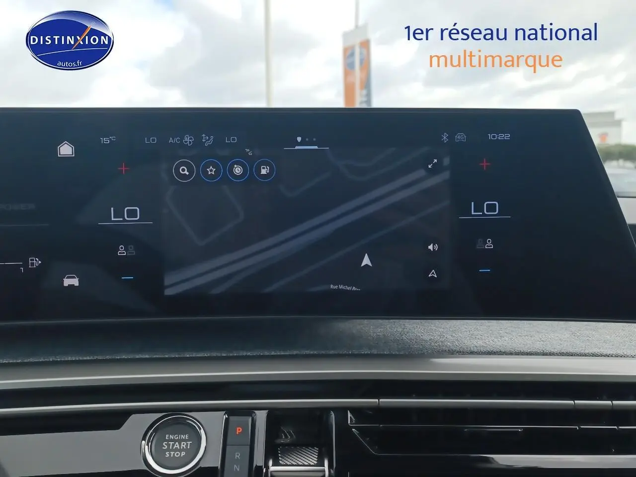 Peugeot 3008 gris artense vu de face, mettant en valeur l'écran tactile et la planche de bord moderne.