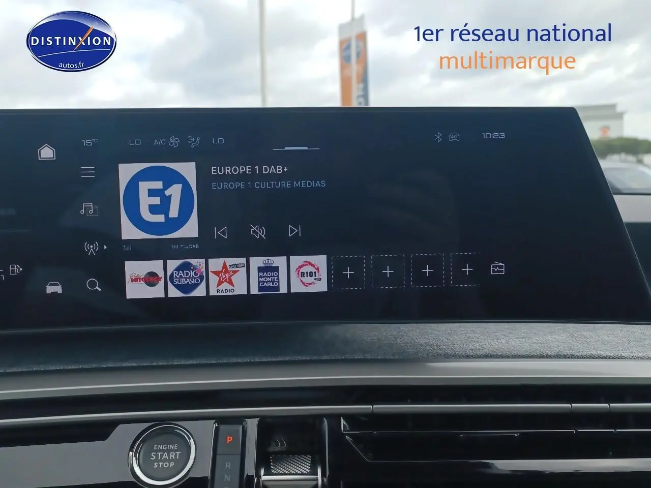 Vue intérieure du tableau de bord du Peugeot 3008 gris Artense, avec écran tactile multifonction affichant Europe 1 DAB+