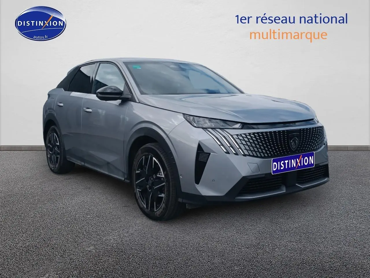 Peugeot 3008 gris Artense en 3/4 avant droit, avec calandre noire et jantes alliage distinctives.